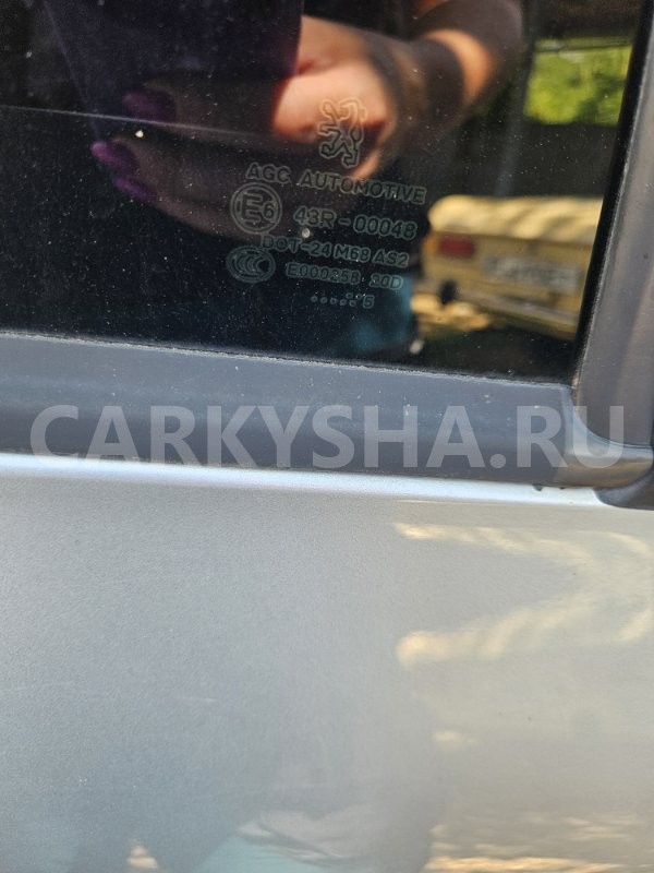 Стекло двери Peugeot 307 