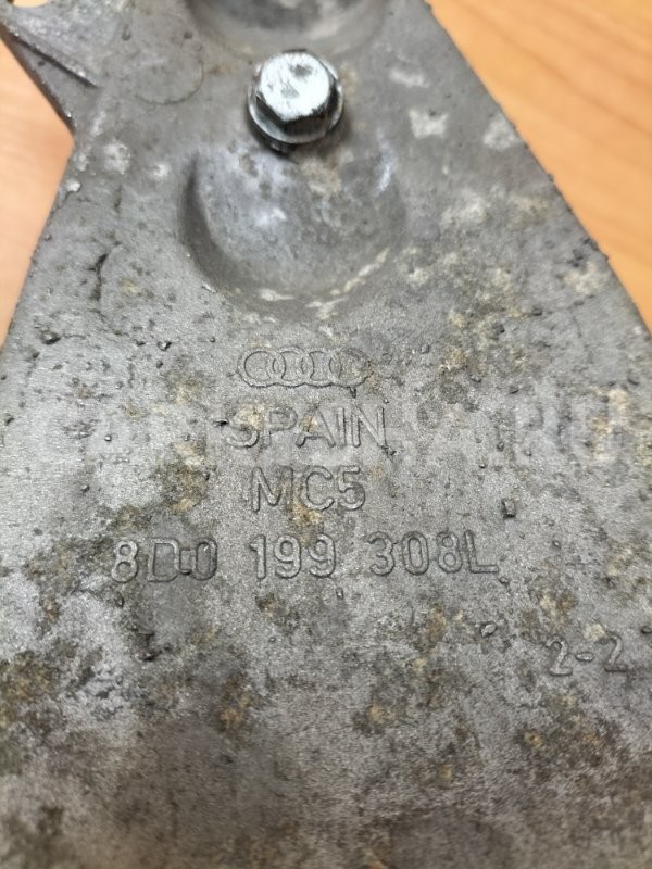 Кронштейн опоры двигателя правый Volkswagen Passat Volkswagen Passat 